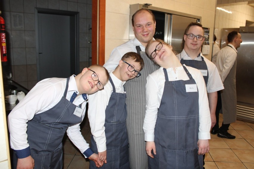 Światowy Dzień Zespołu Downa 2023 w Wieluniu. Uczniowie ośrodka specjalnego w roli kelnerów w cukierni ZDJĘCIA, WIDEO