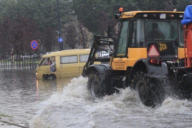 Zalane centrum Łodzi po burzy, która przeszła nad miastem w środę