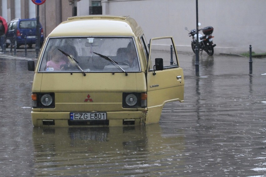 Zalane centrum Łodzi po burzy, która przeszła nad miastem w...