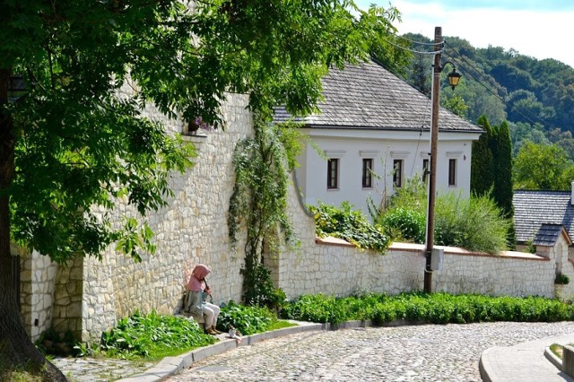 Kazimierz Dolny

Tego miasta nikomu nie trzeba przedstawiać - współcześni mieszkańcy legendarnego Kazimierza pewnie dawno zapomnieli, czym jest brak turystów. Latem gości przyciągają spotkania z artystami i festiwale, np. Festiwal Kapel i Śpiewaków Ludowych lub muzyki klezmerskiej, jesienią - piękne kolory pobliskich lasów, wzgórz i wąwozów. O każdej porze roku to urokliwe miasteczko nad Wisłą kusi podróżnych malowniczą starówką, usianą zabytkowymi kamienicami z XVII wieku i kawiarenkami.