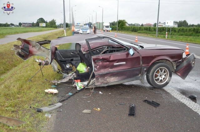 W Białej Podlaskiej na DK-2 zderzyły się ze sobą trzy auta. Kierowca busa po zjechaniu na pobocze chcąc wrócić na swój pas uderzył w poprzedzające go audi, którym kierował 60-letni bialczanin. Przez stłuczkę, osobówka wjechała na przeciwległy pas wprost pod nadjeżdżające BMW. Wszyscy kierowcy byli trzeźwi, a w wyniku wypadku dwie osoby zostały ranne.