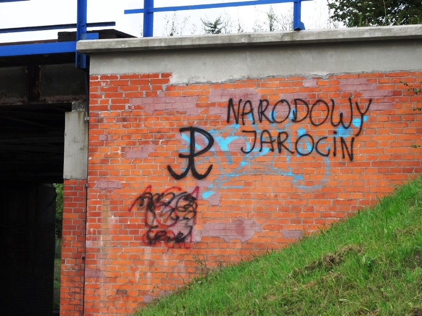 Most w Jarocinie: Ktoś pomalował most przy ul....