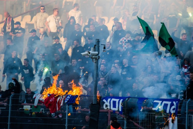 Gorąca atmosfera na trybunach rybnickiego stadionu podczas meczu z Ruchem Chorzów