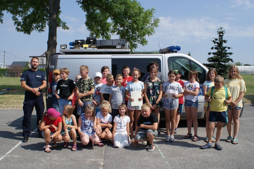Spotkania wieruszowskich policjantów z młodzieżą w ramach akcji "Bezpieczne wakacje"