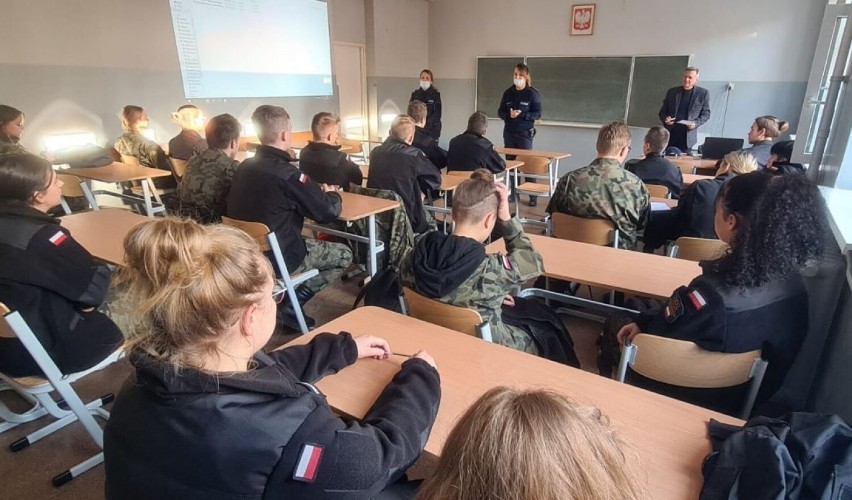 Policjanci z Aleksandrowa odwiedzili uczniów klas...