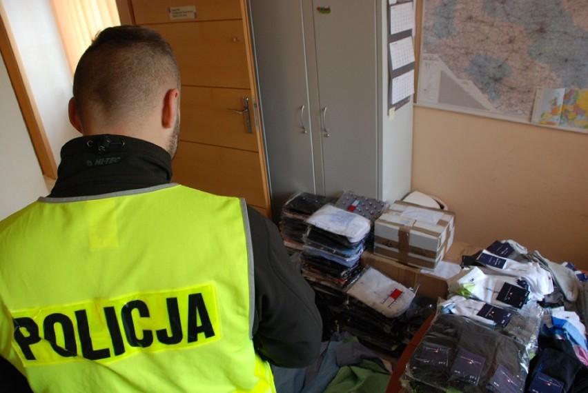 Policjanci z KPP Kartuzy znaleźli towary z fałszywymi metkami światowej marki