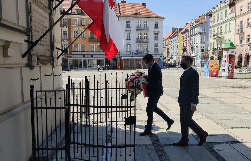 Władze Kalisza upamiętniły rocznicę zakończenia II wojny...