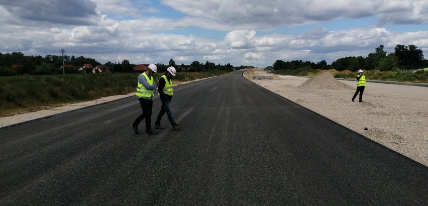 Na drodze ekspresowej S14 położono pierwszy asfalt!