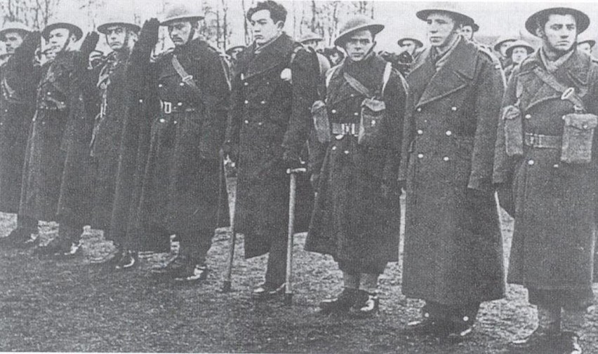 Ppor. Piotr Szewczyk (czwarty od lewej) w Szkocji w grudniu...