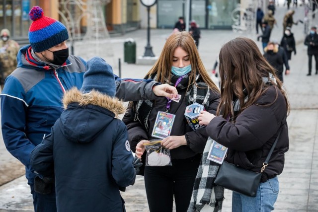 Wielkie liczenie datków odbywało się w niedzielę (31 stycznia) do godz. 22.30. Przed Bydgoskim Centrum Organizacji Pozarządowych i Wolontariatu przy ul. Gdańskiej ustawiła się wieczorem długa kolejka. Z uwagi na pandemię do wnętrza mogła wejść ograniczona liczba osób.