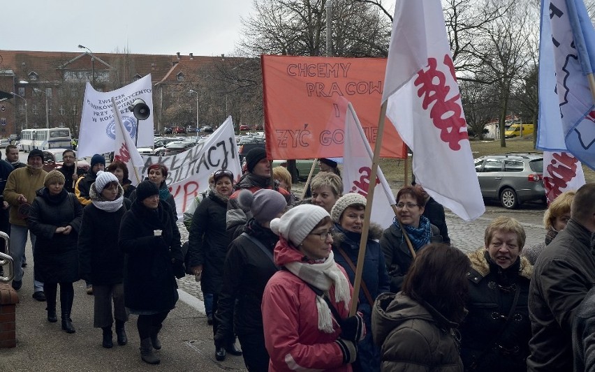 Manifestacja pracowników szpitala w Kościerzynie przed Urzędem Marszałkowskim w Gdańsku [ZDJĘCIA]