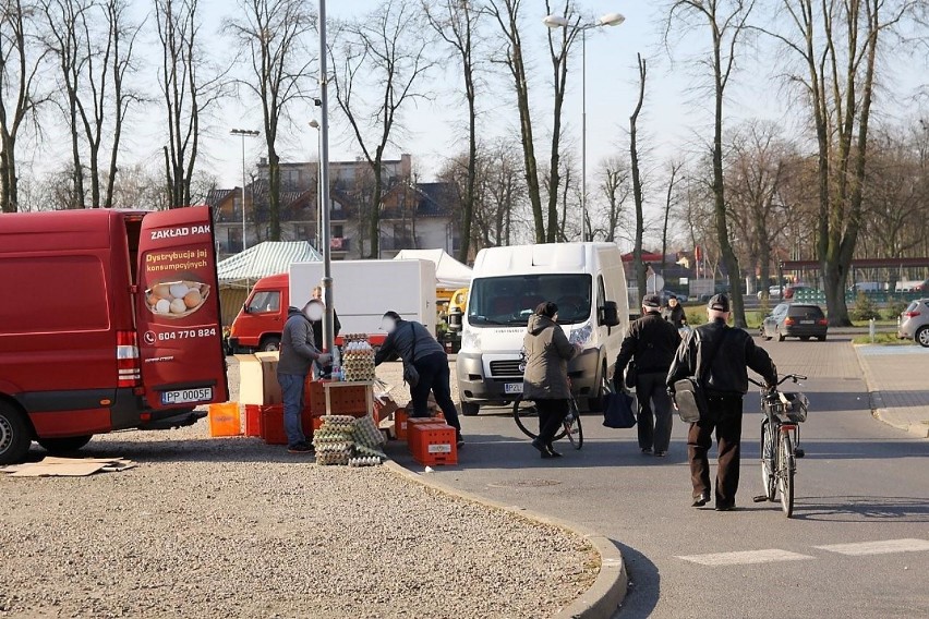 Złotowski rynek tętnił dzisiaj przedświątecznym życiem