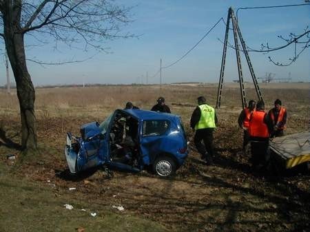 Siła uderzenia była tak duża, że seicento wpadł do rowu. Fot. Olga Żaryn