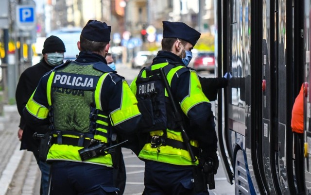 W Bydgoszczy policja nakłada mandaty za brak maseczek