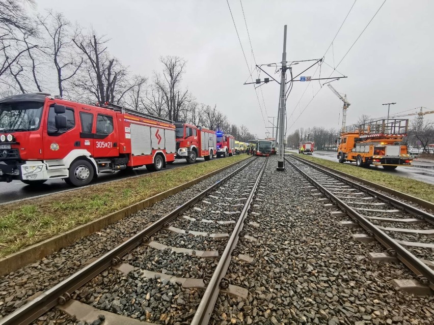 Zderzenie autobusu z tramwajem w Gdańsku. 13 osób...