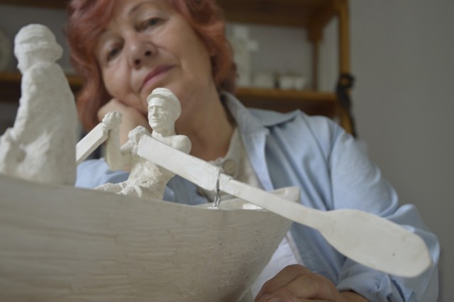 Autorka rzeźby Zofia Bilińska przy modelu pomnika. - Długo pracowałam nad twarzą Pawła Zacharka - mówi artystka