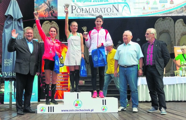 Anna Nowakowska (trzecia z prawej) na podium zawodów w Ciechocinku stanęła obok Katarzyny Oleś (pierwsza lokata) i Magdalena Jałowskiej (trzecie miejsce)