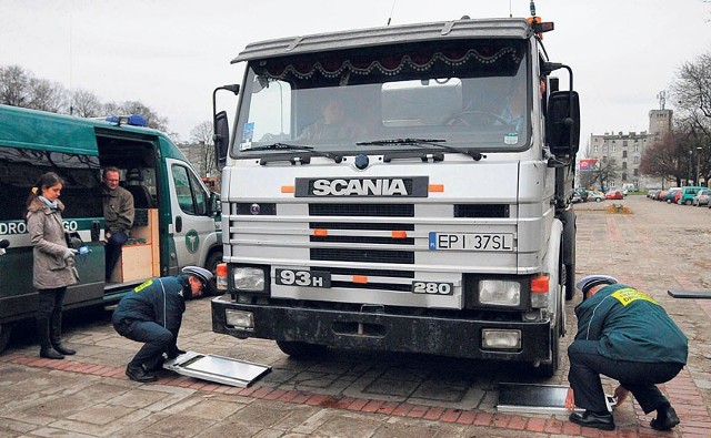 We wtorek inspektorzy transportu drogowego zaprezentowali używane teraz przenośne urządzenia do kontroli wagi samochodów ciężarowych.