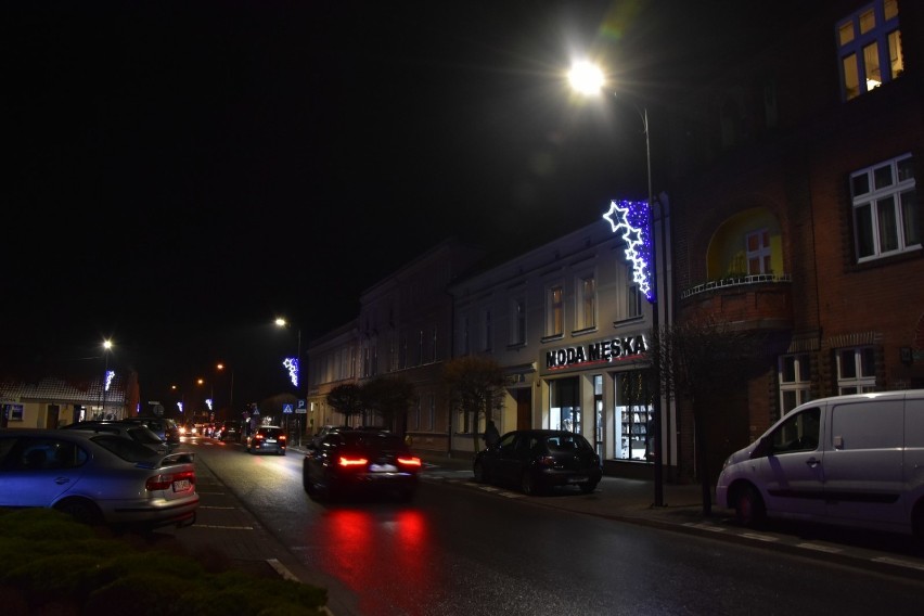 W Nowym Tomyślu zapalono świąteczne ozdoby i iluminacje. Miasto wygląda przepięknie!