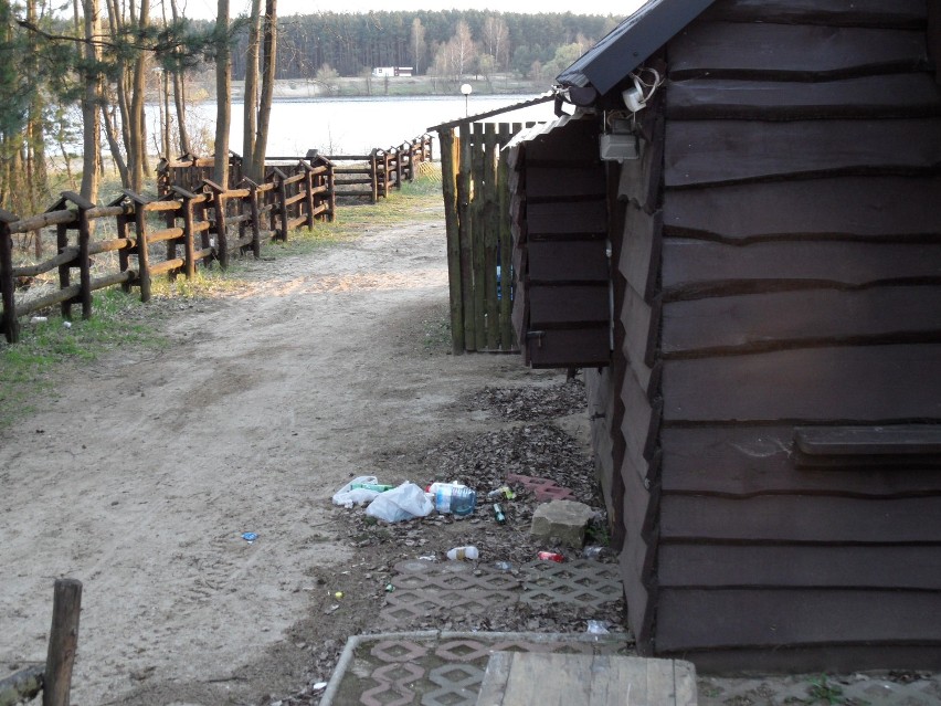 KRÓTKO: Spacerowicze w ostatni weekend nad zalewem Nakło-Chechło musieli oglądać rozrzucone śmieci