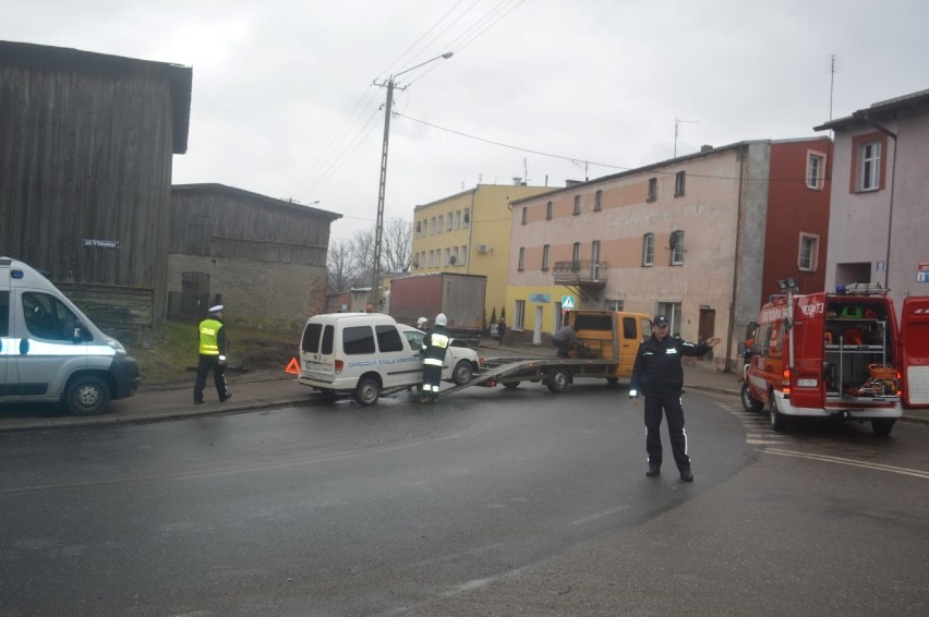 Wypadek w Tuchomiu. Na zakręcie doszło do bocznego zderzenia osobówki z ciężarówką 