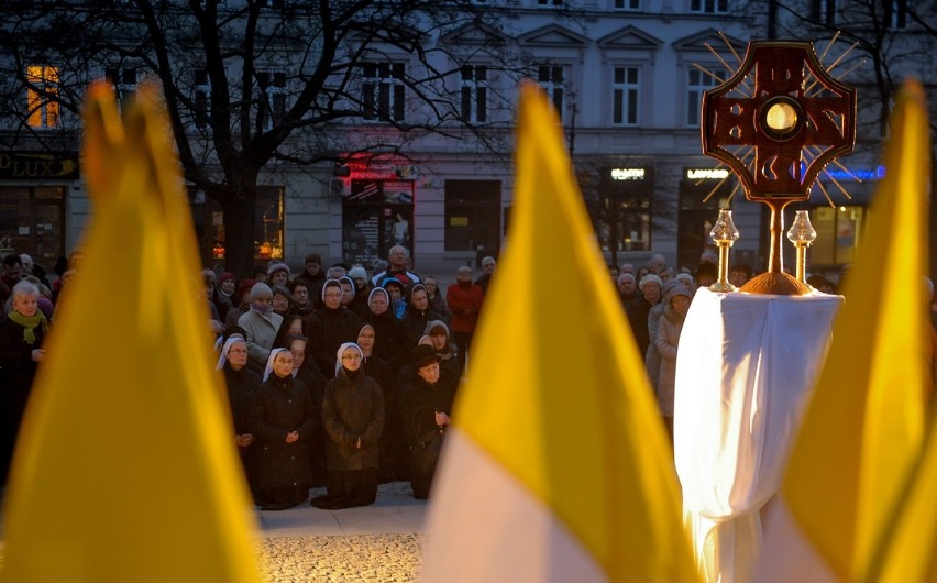 Przemyślanie modlili się pod pomnikiem św. Jana Pawła II