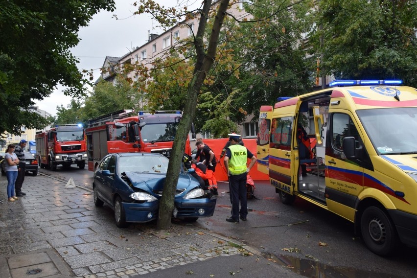 Samochód uderzył w drzewo na ulicy Lecha w Gnieźnie....