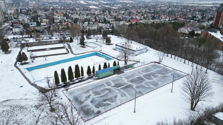 Wielka modernizacja basenów i lodowiska przy ulicy Szczecińskiej w Kielcach. Będzie podgrzewana woda, zjeżdżalnia, czy zadaszenie    
