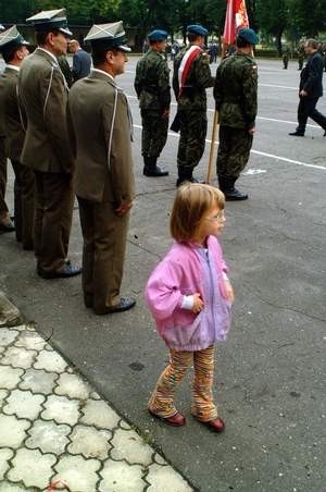 Obserwujące uroczystość dzieci ze szkoły w Biedrusku troszczą się czy ich rodzice będą mieli pracę?