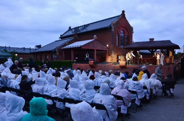 W Noc Kupały na terenie Polskiej Spółki Gazownictwa, w dawnej Gazowni Miejskiej na krakowskim Kazimierzu zabrzmiał legendarny musical. Pomimo chłodu i przelotnych opadów deszczu krakowska publiczność wypełniła widownię w całości, zarówno podczas premiery, jak i dwóch kolejnych czerwcowych spektakli