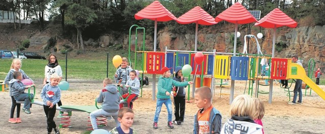 Na placu zabaw zawsze jest dużo dzieci, nie tylko z osiedla Wzgórze. Do siłowni plenerowej przkonują się już dorośli, młodzież i nawet dzieci.