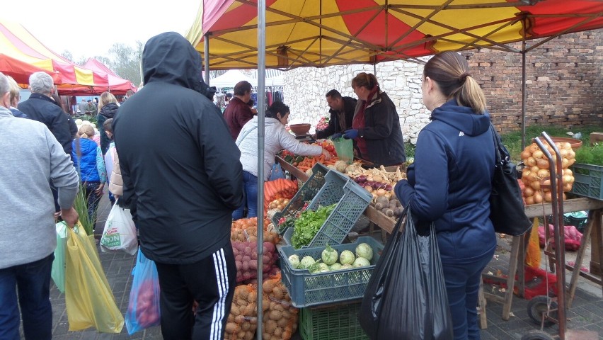 Tłumy na sobotnim targu w Żarkach. Klientów przyciągają ceny i jesienna obfitość towarów