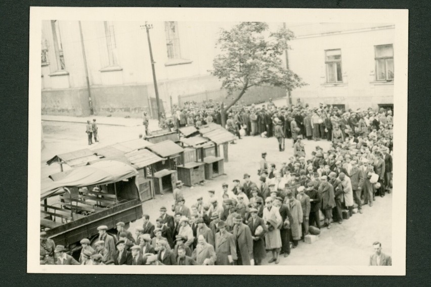 Więźniowie Pierwszego Transportu do Kl Auschwitz na Placu...