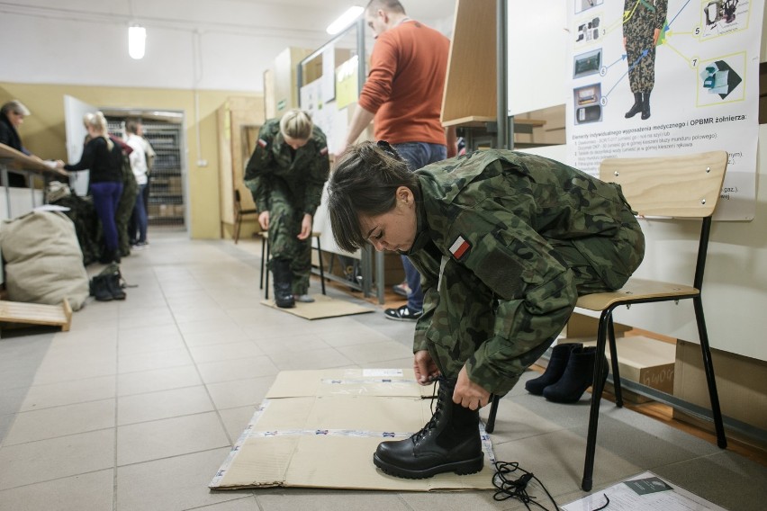 Żołnierze Wojsk Obrony Terytorialnej z Dolnego Śląska znowu się szkolą. Terytorialsi wyjechali na poligon do Żagania