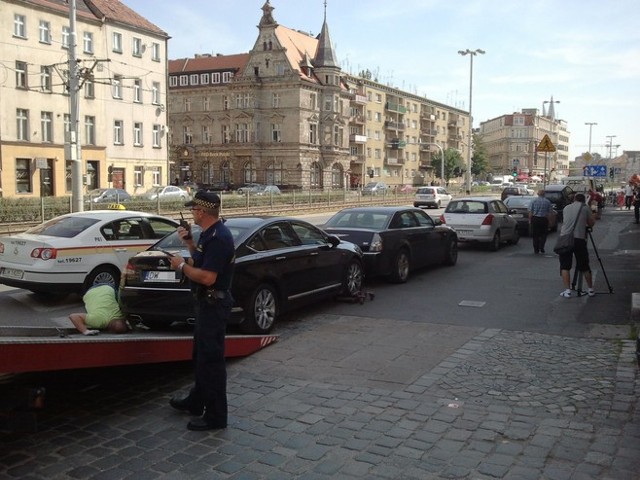 Straż miała do dyspozycji trzy lawety auta musiały więc byc odholowywane etapami. Nie wszyscy kierowcy są więc we Wrocławiu traktowani jednakowo. W pewien lipcowy poniedziałek w tym samym miejscu stał przecież sznur aut policyjnych. Żaden z niech nie został jednak odholowany, nie wlepiono też żadnego mandatu (pisaliśmy o tym w tekście: Parkowanie - czy policji wolno więcej? (ZDJĘCIA)).