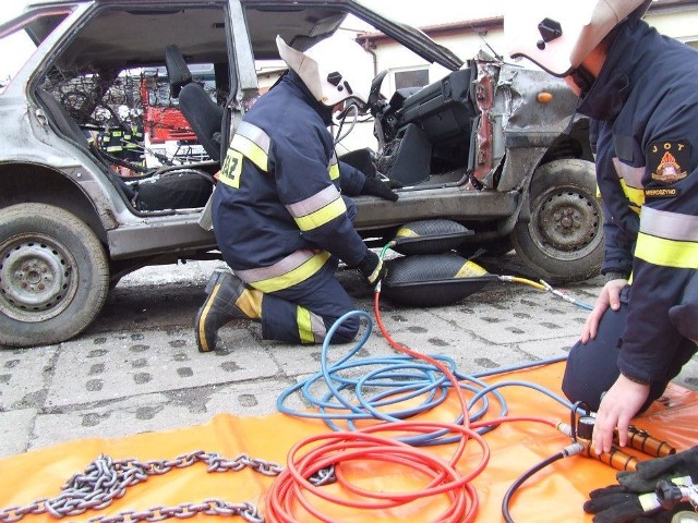 Szkolenie strażaków - ochotników w Komendzie Powiatowej Państwowej Straży Pożarnej w Pucku