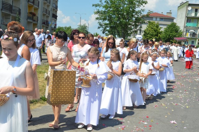 Uroczysta procesja eucharystyczna wyruszyła po Mszy św. o godz. 12.30. i przeszła ulicami: Laubitza, Sikorskiego, Zabłockiego, Staszica i powrót ul. Zabłockiego.