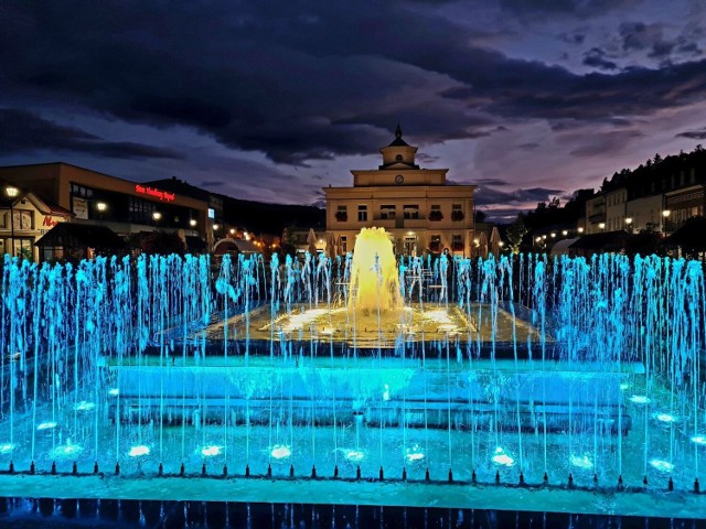 Muszyński rynek zachwyca, szczególnie wieczorem można podziwiać mieniącą się kolorami fontannę.