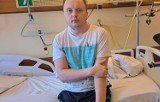 Brzezna. 30 -letni Kamil stracił nogę w wyniku choroby nowotworowej. Potrzebuje protezy