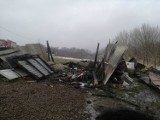 Po pożarze niewielkiego domu w Brzeźnicy zostały zgliszcza. Cztery osoby nie mają dachu nad głową.  
