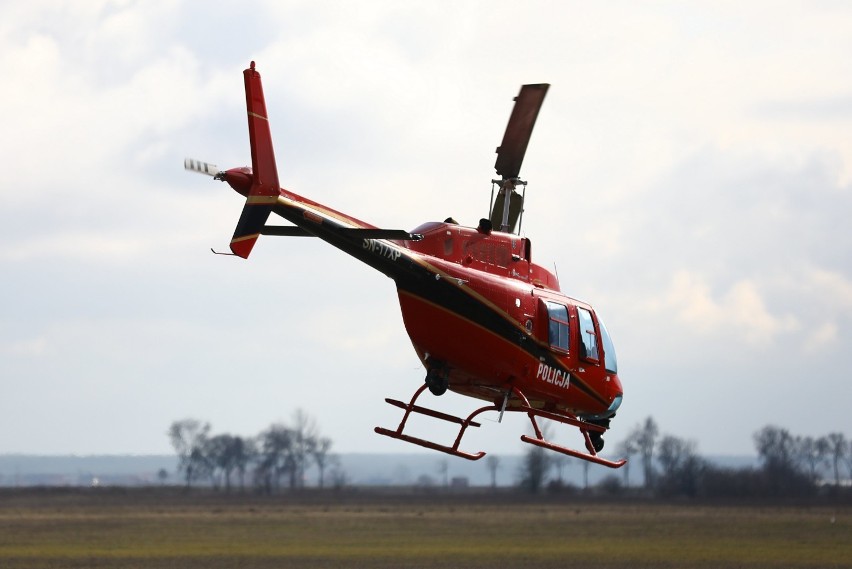 Śmigłowiec policji w Piotrkowie krąży nad drogami w ramach...