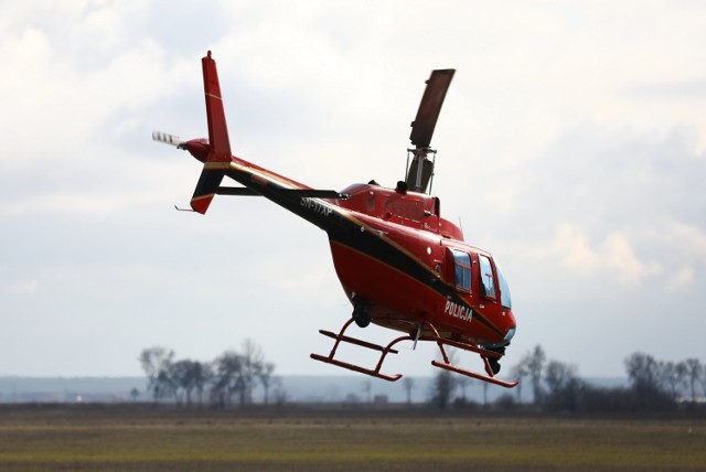 Śmigłowiec policji w Piotrkowie krąży nad drogami w ramach policyjnej akcji TIR