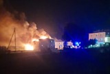 Pożar w zabudowaniach gospodarczych w Gowidlinie. W akcji 12 zastępów straży pożarnej