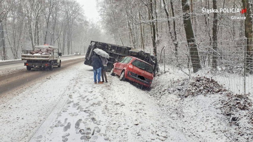 Trudne warunki na drogach pow. gliwickiego. Było potrącenie pieszego i kilkanaście kolizji! [ZDJĘCIA]