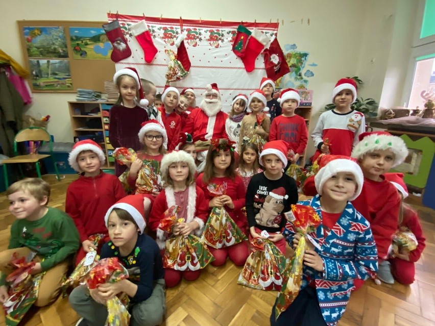 Święty Mikołaj już jest w Kielcach. Odwiedził dzieci ze Szkoły Podstawowej numer 12. Zobacz zdjęcia