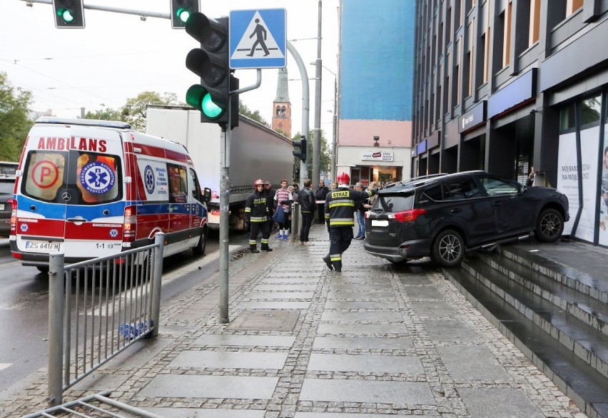 Wypadek na Bramie Portowej. Samochód wjechał w biurowiec [zdjęcia]