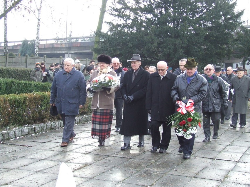 Wiązanki kwiatów składają związki kombatantów. Fot. Piotr...