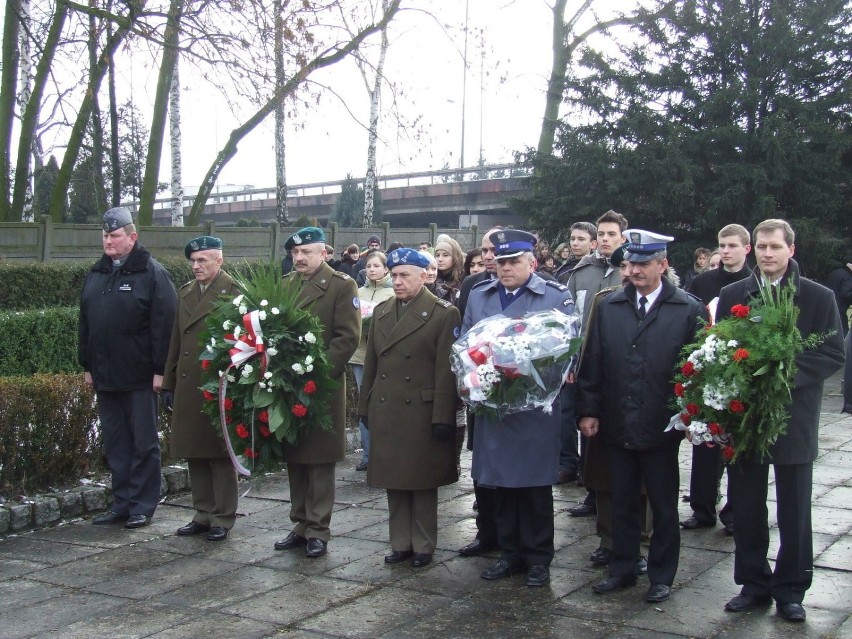 Delegacje władz miasta i służb mundurowych z Sieradza. Fot....