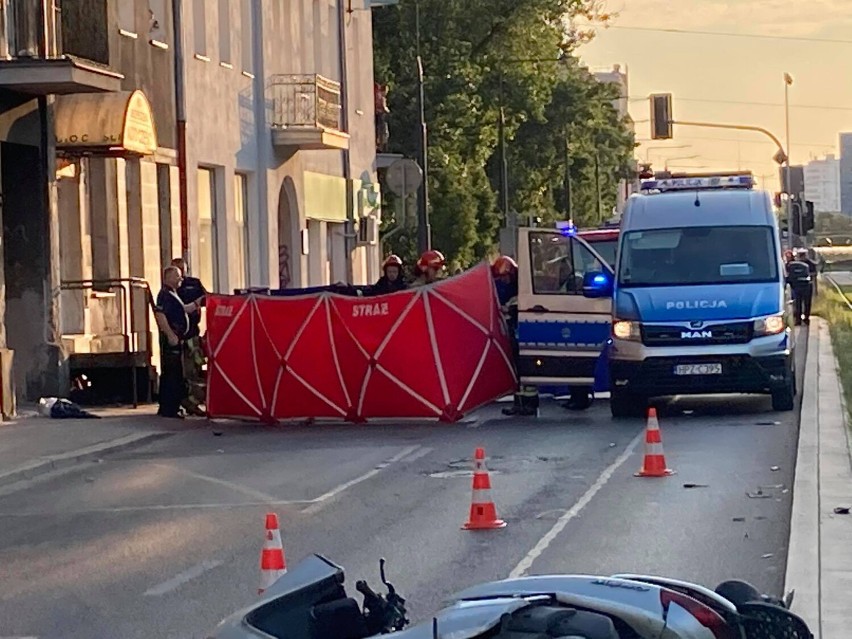 Śmiertelny wypadek na ulicy Grochowskiej w Warszawie. Nie żyje motocyklista. Kierowca osobówki uciekł z miejsca zdarzenia. Szuka go policja