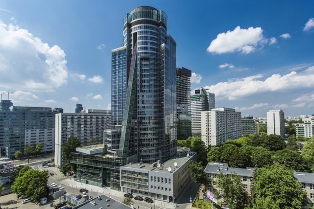 Spektrum Tower to stołeczny biurowiec klasy A, zlokalizowany przy ulicy Twardej 18. Jak czytamy w komunikacie na portalu isbnews.pl, nowym właścicielem warszawskiego budynku została firma Globalworth, która zapłaciła za biurowiec około 101 milionów euro. Szczegóły w artykule poniżej.